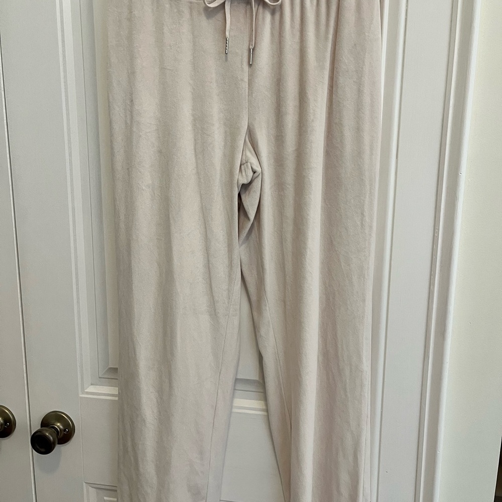 Juicy Couture White Velour Set - Picture 4 of 8